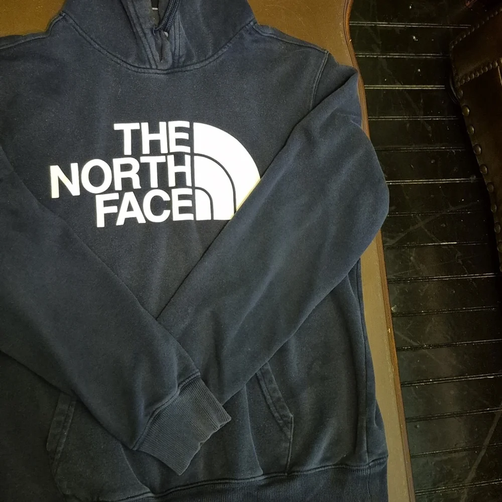 The Northface Mens SzM. Black Hoodie: Kangaroo Pocket.(#1585)